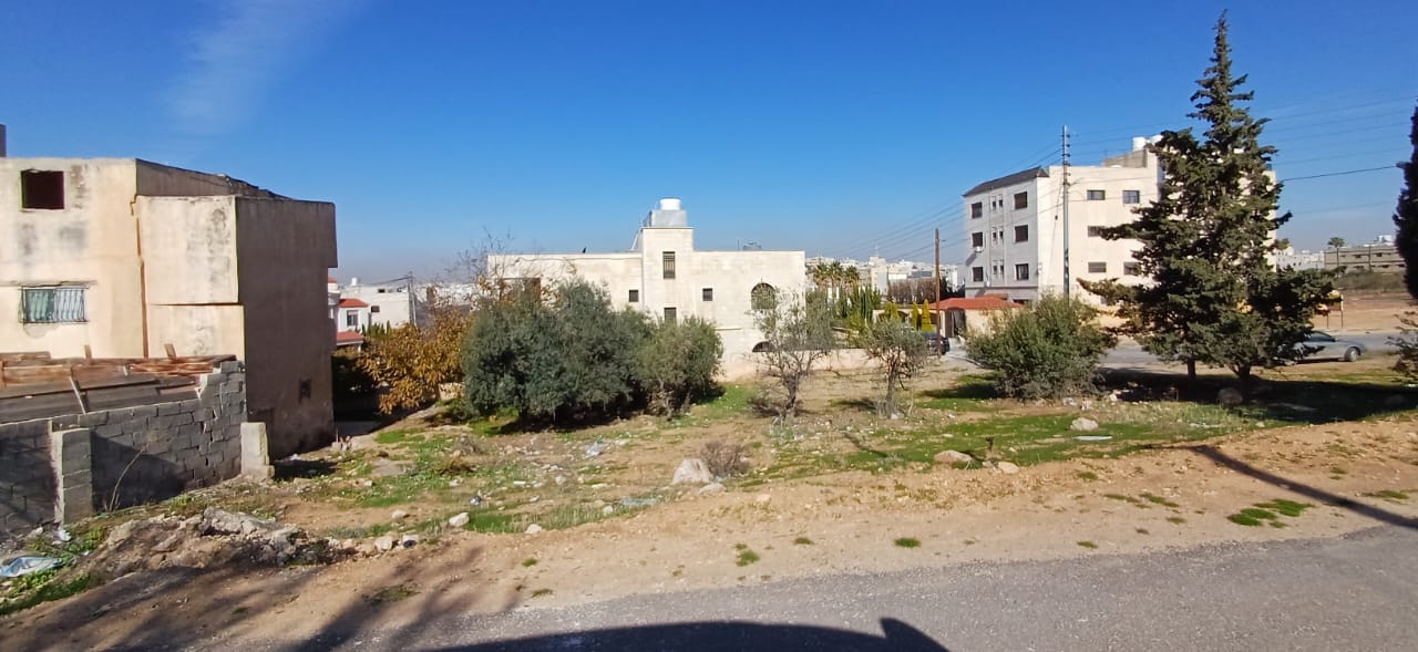 مزاد أرض / مجمع —