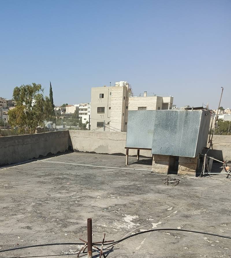 مزاد أرض / مجمع — الحصن