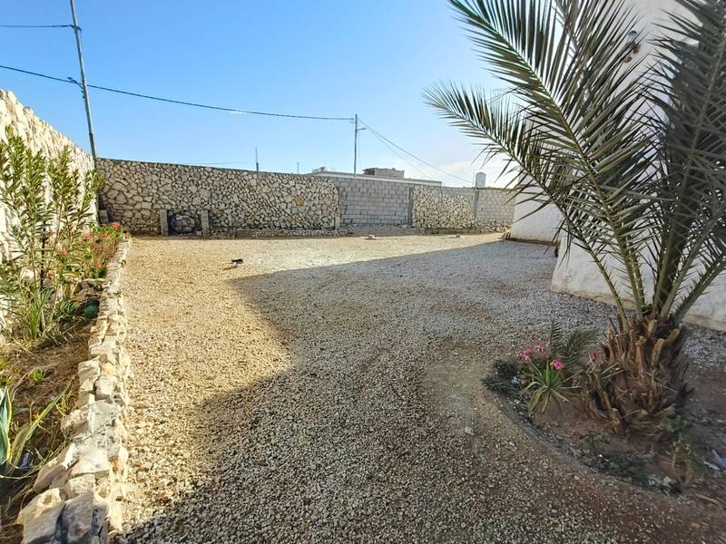 مزاد أرض / مجمع — سطح معان